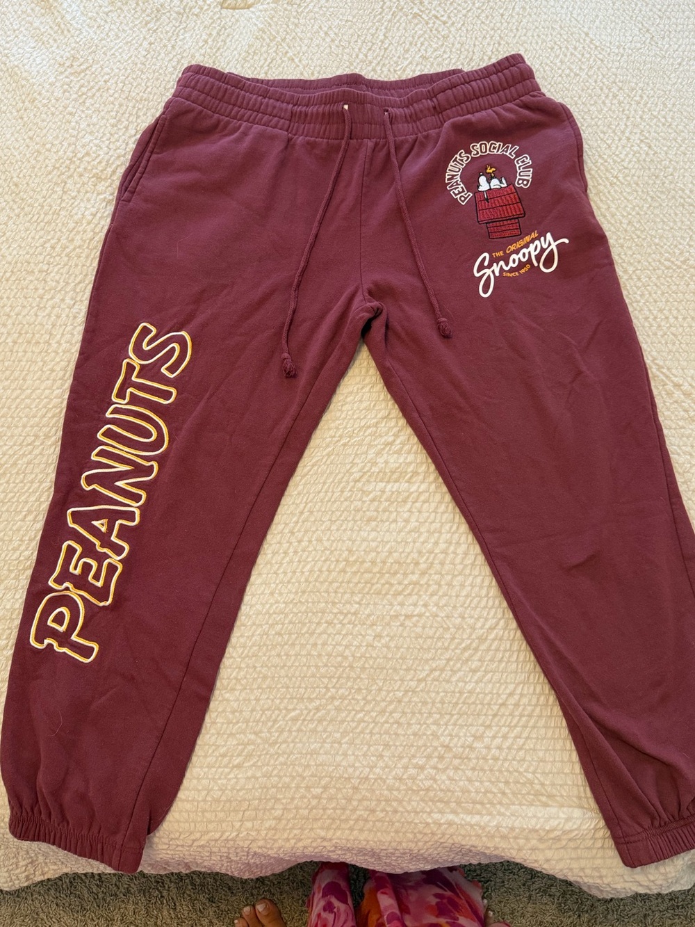 Women’s Burgundy Peanuts Snoopy Graphic Sweatpants – Maroon
